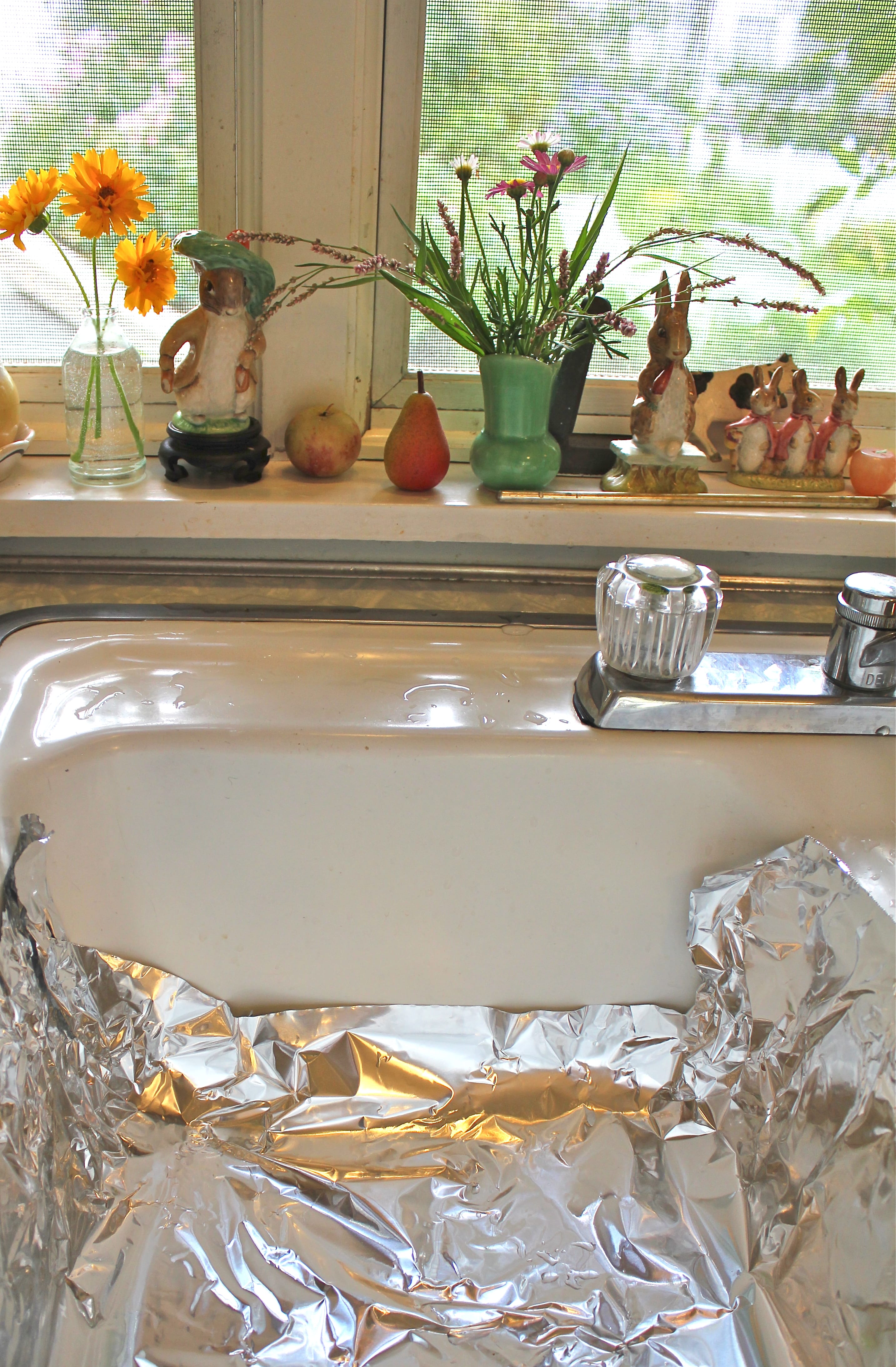 Cleaning silver plate on sale with aluminum foil