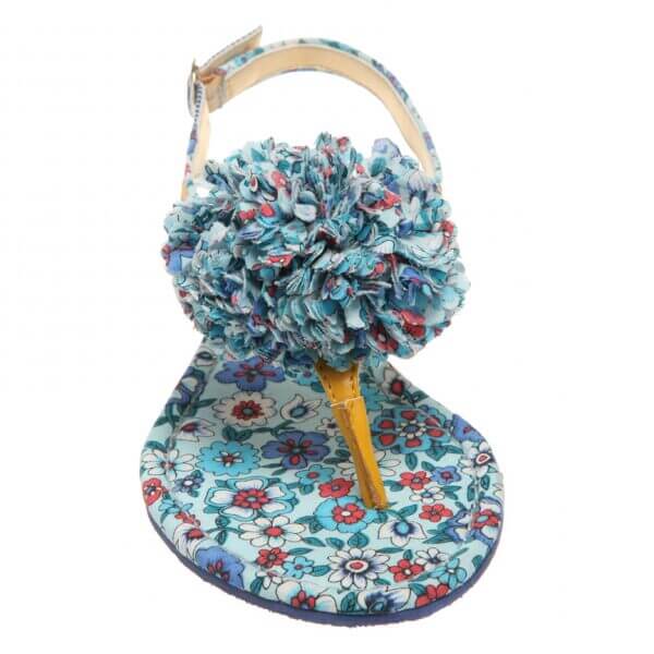 yellow sandal looks blue